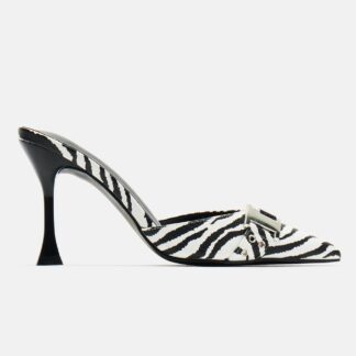 Zapatos de Tacón Plateados con Detalle Metálico y Punta Fina