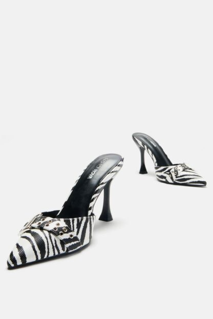 Zapatos de Tacón Plateados con Detalle Metálico y Punta Fina - Image 2