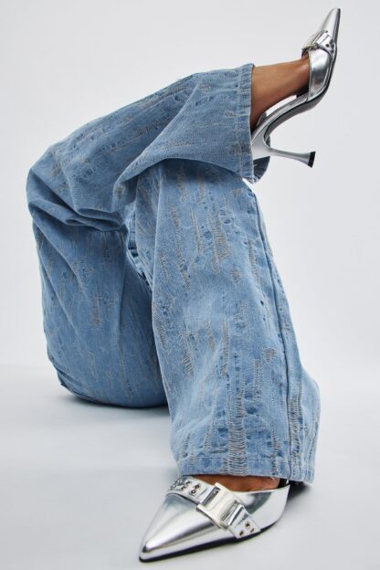 Zapatos de Tacón Plateados con Detalle Metálico y Punta Fina - Image 11