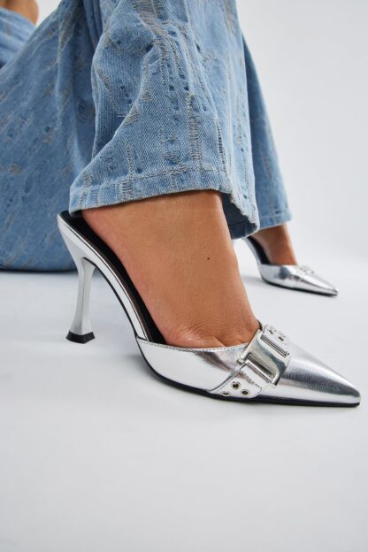 Zapatos de Tacón Plateados con Detalle Metálico y Punta Fina - Image 13